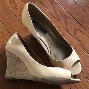 Nude patent leather wedges with cork bottom
